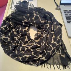 Shawl giraf print beige zwart, as reported by Het Noordbrabants Museum using iLost