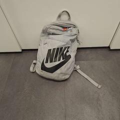 Bag Grijs Nike, as reported by Avonturenpark Hellendoorn using iLost