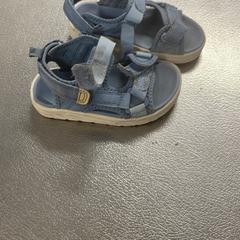サンダル Lichtblauwe sandalen H&M がiLostで IKEA Amsterdam によって報告されました