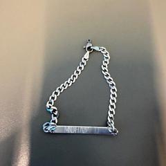 Karkötő 2 namen Anouar & Mohamed gegraveerd, amint azt Vrije Universiteit Brussel (VUB) az iLost segítségével jelentette.