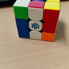 Cubo de rubik, segundo informou IKEA Brest Guipavas usando iLost