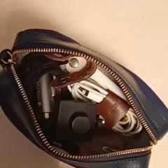 Etui met enkele opladers, as reported by Mövenpick Hotel Amsterdam City Centre using iLost