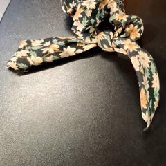 Scrunchie Noir avec des fleurs marron et vert, segons ha informat IKEA Hénin-Beaumont mitjançant iLost