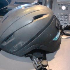 Capacete, como reportado por SnowWorld Landgraaf utilizando o iLost
