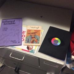 Books, ha sido reportado por MEININGER Hotel Berlin "Mitte" Humboldthaus con iLost