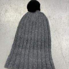 Čiapka grå med svart boll, ako bolo nahlásené IKEA Linköping pomocou iLost