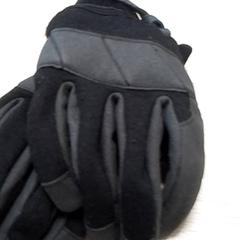 Rukavice Zwart, jak nahlášeno Qbuzz Fryslân pomocí iLost