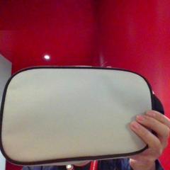 Sac de poche, a été signalé par MEININGER Hotel Roma Termini utilisant iLost