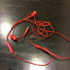 Oortjes met draad, come riportato da Qbuzz U-OV utilizzando iLost