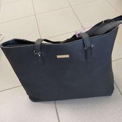 Kézitáska handtas zwart, amint azt Regio Oost-Vlaanderen az iLost segítségével jelentette.