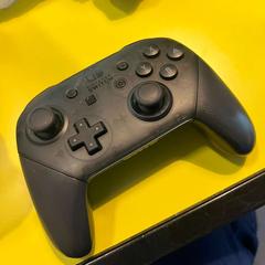 وحدة تحكم nintendo switch controler، كما تم الإبلاغ عنه بواسطة Room Mate Bruno عبر iLost