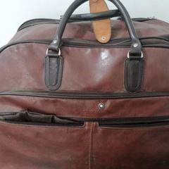 حقائب حمل وحقائب اليد بني، كما تم الإبلاغ عنه بواسطة محطة الدمام (الدمام) عبر iLost