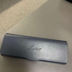 Estuche para lentes con lentes, segundo informou Gebo Tours usando iLost