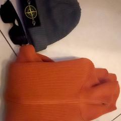 Cappello, Bicchieri & Maglione, come riportato da Leonardo Royal Hotel Amsterdam utilizzando iLost