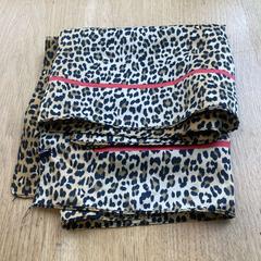 Scialle luipaard print met rode streep, come riportato da Hortus utilizzando iLost