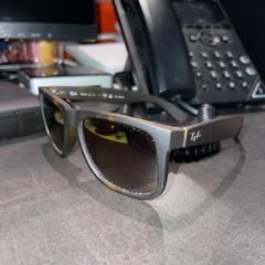 Zonnebril, como reportado por Pathé Arena utilizando o iLost