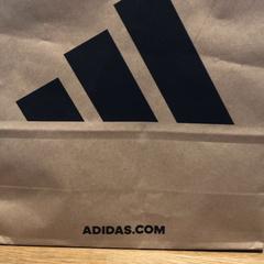 Purchase adidas, gemeldet von Designer Outlet Roermond über iLost