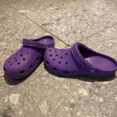 Shoes purple Crocs, gemeldet von Conscious Hotel Museum Square über iLost