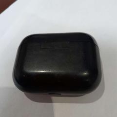 Airpods case noir, as reported by TCL using iLost