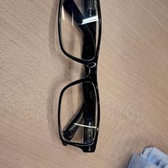 Óculos de leitura, como reportado por IKEA Avignon utilizando o iLost