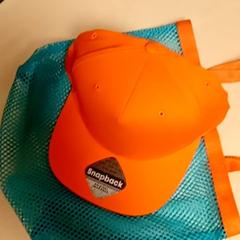 Oranje pet en groen tasje, som rapportert av Mövenpick Hotel Amsterdam City Centre ved bruk av iLost