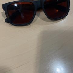 Sunglasses Zwart/rood, as reported by Jaarbeurs using iLost