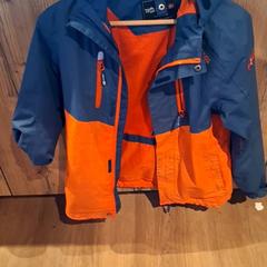 Casaco Blauw-Oranje, como reportado por Familiepark Drievliet utilizando o iLost