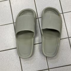 Chaussure, a été signalé par Ramada by Wyndham Amsterdam Airport Schiphol utilisant iLost