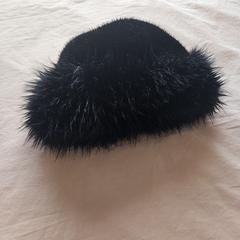 Black Faux Fur Winter Bucket Hat (Women’s), segundo informou a iLost