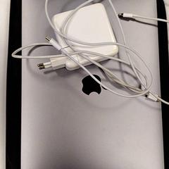 Portàtil + hoes + lader MacBook, segons ha informat Vrije Universiteit Amsterdam mitjançant iLost