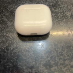 Lege airpods case case, zgłoszono przez Rotterdam The Hague Airport przy użyciu iLost