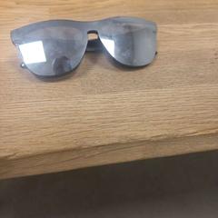 Des lunettes de soleil Òculos sol, a été signalé par IKEA Braga utilisant iLost