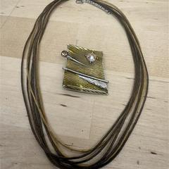 Naszyjnik brož na šňůrce, zgłoszono przez IKEA Ostrava przy użyciu iLost