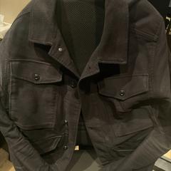 Jasje & Kleding zwart jasje がiLostで Van der Valk Hotel Breukelen によって報告されました