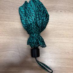 傘 Groen met zwart, blaadjes patroon, IKEA がiLostで IKEA Duiven によって報告されました