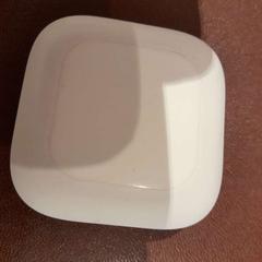 Custodia per airpods blanc, come riportato da TCL utilizzando iLost