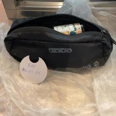 Estuche de viaje Black, ha sido reportado por MEININGER Hotel Leipzig Hauptbahnhof con iLost