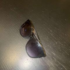 Ulleres de sol Zwart met goude band, segons ha informat Van der Valk Hotel Amsterdam-Amstel mitjançant iLost