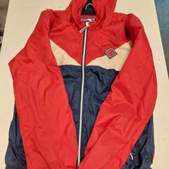 Chaqueta rood blauw wit, ha sido reportado por Avonturenpark Hellendoorn con iLost