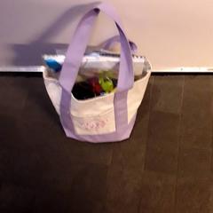 Saco Wit met lila, como reportado por EBS Tramplein utilizando o iLost