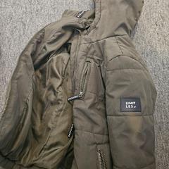 السترة، كما تم الإبلاغ عنه بواسطة Ramada by Wyndham Amsterdam Airport Schiphol عبر iLost