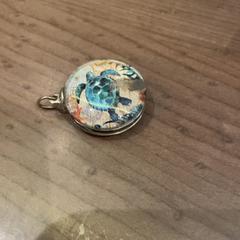 Wisiorek, zgłoszono przez Pathé Arnhem przy użyciu iLost