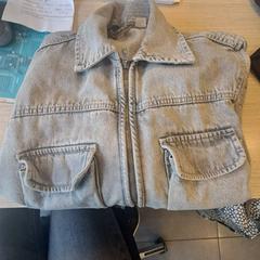 Dzseki jeans grijs, amint azt Regio West-Vlaanderen az iLost segítségével jelentette.