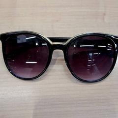 Eguzkitako betaurrekoak noire/dorée, gisa salatu by IKEA Marseille La Valentine iLost erabiliz