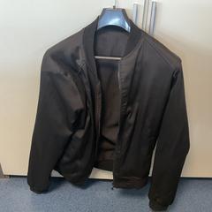 Blouson Zwart, a été signalé par Breng Arnhem utilisant iLost