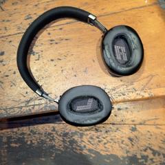 헤드폰 Black, iLost를 사용하여 Club Nyx/Exit Café에 보고됨