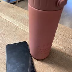 Redmi telefoon en waterfles, ako bolo nahlásené iLost