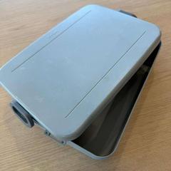 Boîte à déjeuner Mepal, a été signalé par Van Heugten Tours utilisant iLost