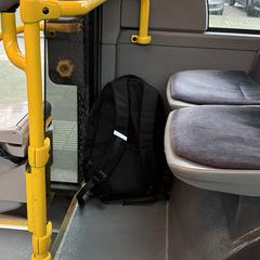 Zwarte rugtas met witte streep, som rapporterats till iLost