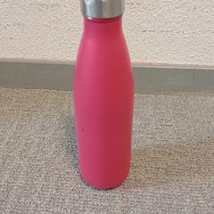 물 병 roze, iLost를 사용하여 Breda University of Applied Sciences Mgr. Hopmansstraat에 보고됨